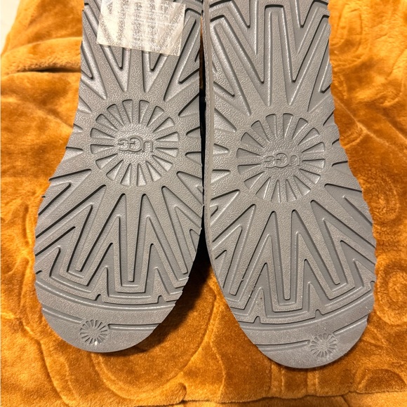 UGG Classic Women’s Slipper (Grey) - Picture 2 of 5